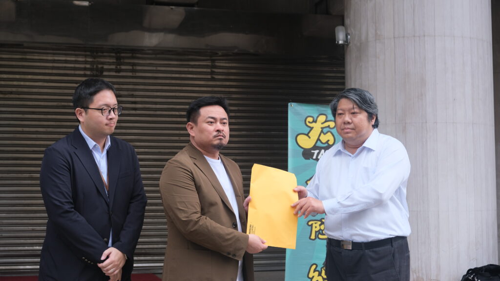 民進黨籍立法委員洪申翰代表民進黨團接收經民連請願書及選罷法修正意見;中國國民黨團及民眾黨團皆有接受到經民連請願通知,卻未派員到場接收請願書。