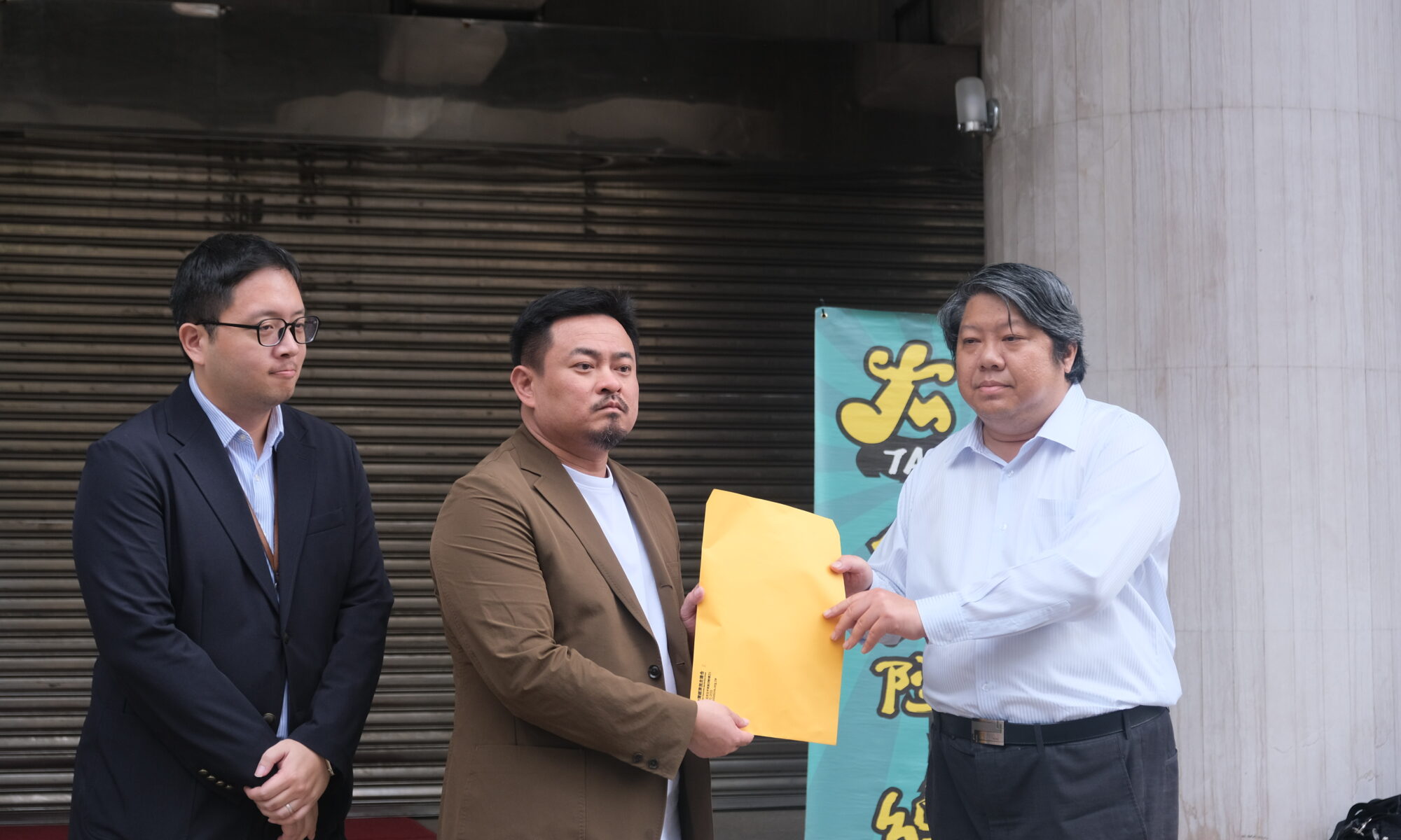 民進黨籍立法委員洪申翰代表民進黨團接收經民連請願書及選罷法修正意見；中國國民黨團及民眾黨團皆有接受到經民連請願通知，卻未派員到場接收請願書。