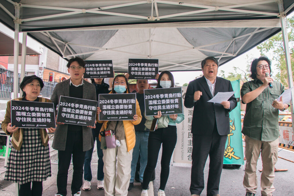 台灣公民陣線今日上午舉行記者會,宣布展開「捍衛民主40天」行動,台灣公民陣線志工團於立法院群賢樓外,架設電視螢幕監看院會議事進行。